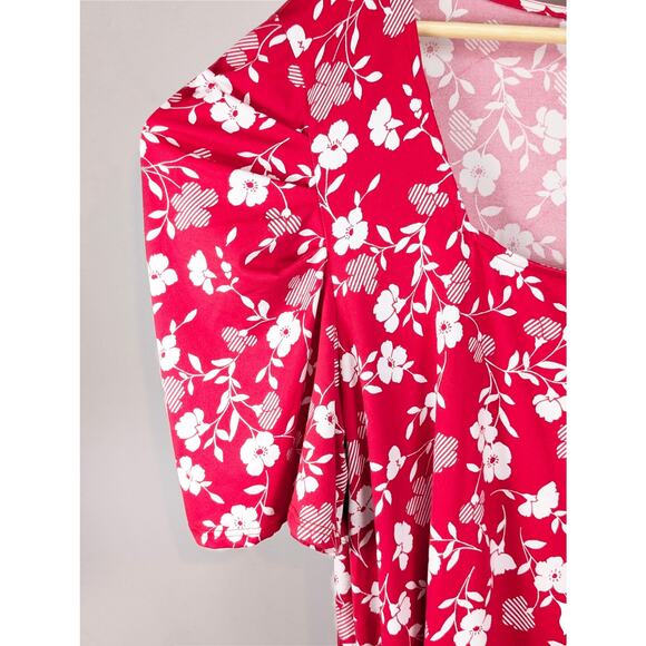 Socialite Curve Short Petal Sleeve Top in Bright Red and White Floral Print 2x - Picture 2 of 7